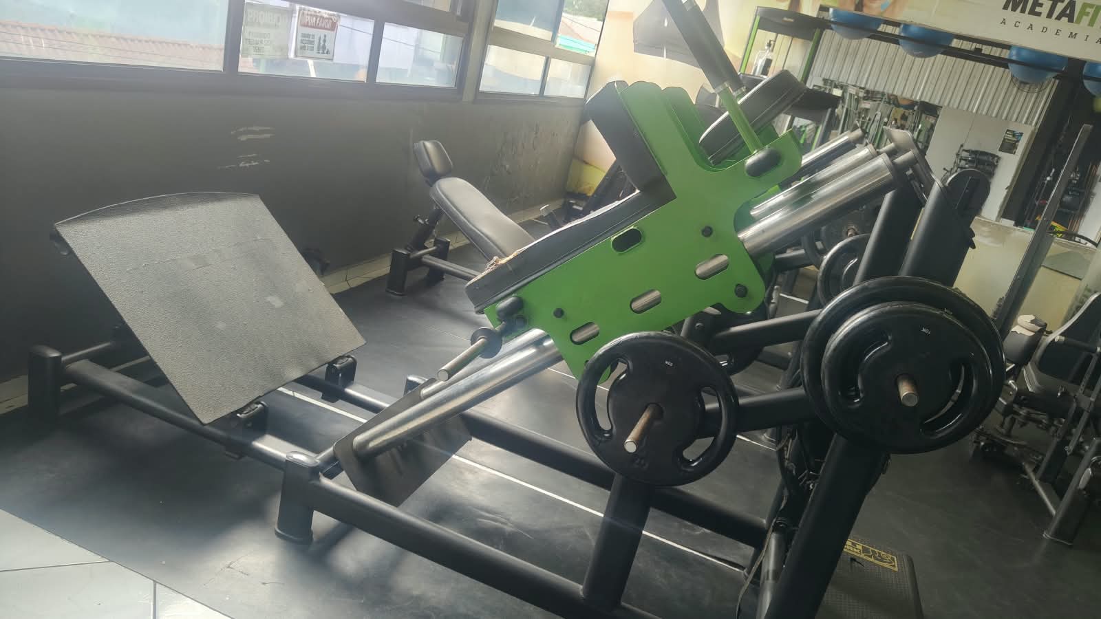 HACK DE AGACHAMENTO (Hack Squat)